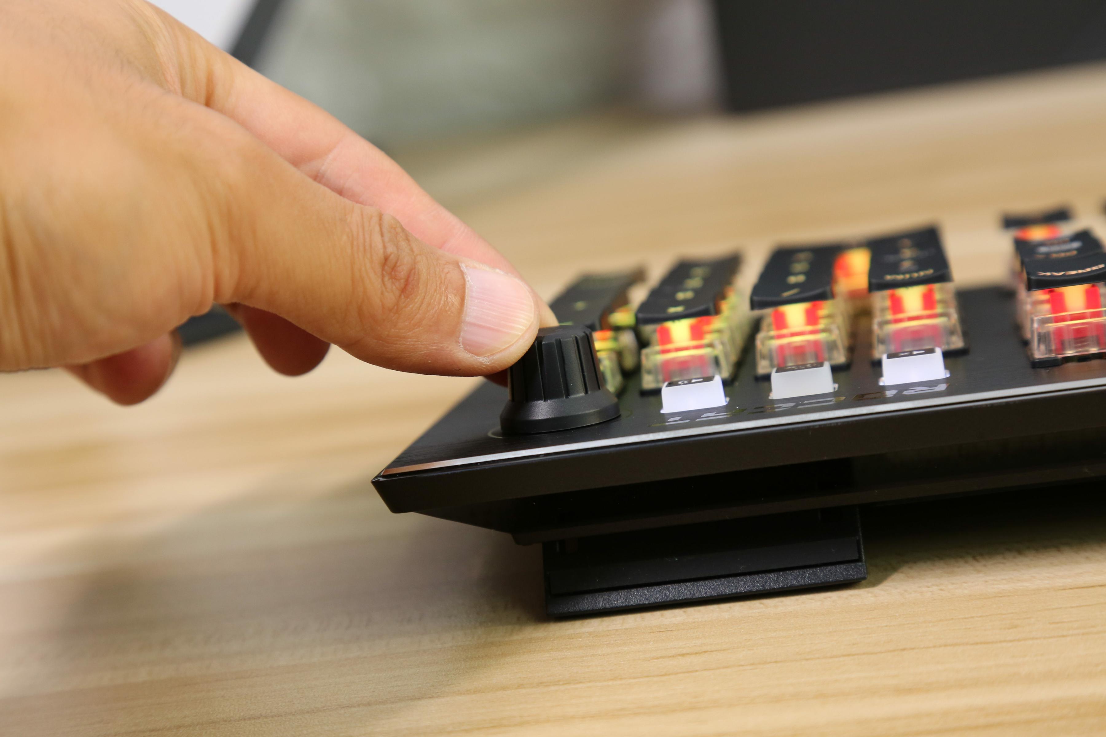 有信仰的电竞桌面要有与众不同的光：冰豹Vulcan121全彩机械键盘