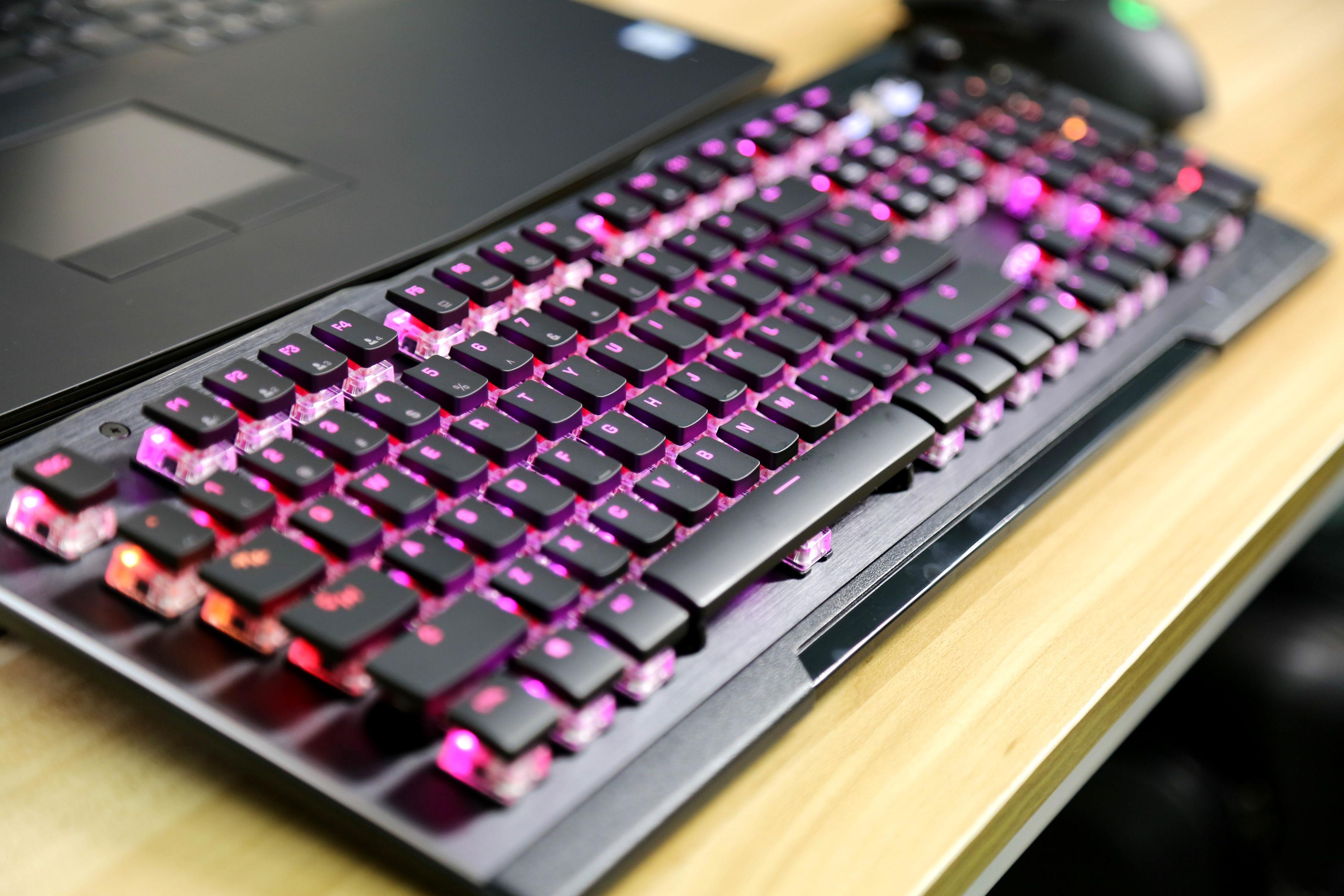 有信仰的电竞桌面要有与众不同的光：冰豹Vulcan121全彩机械键盘