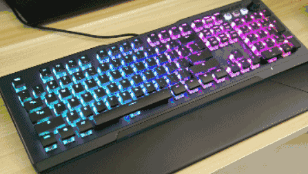 有信仰的电竞桌面要有与众不同的光：冰豹Vulcan121全彩机械键盘