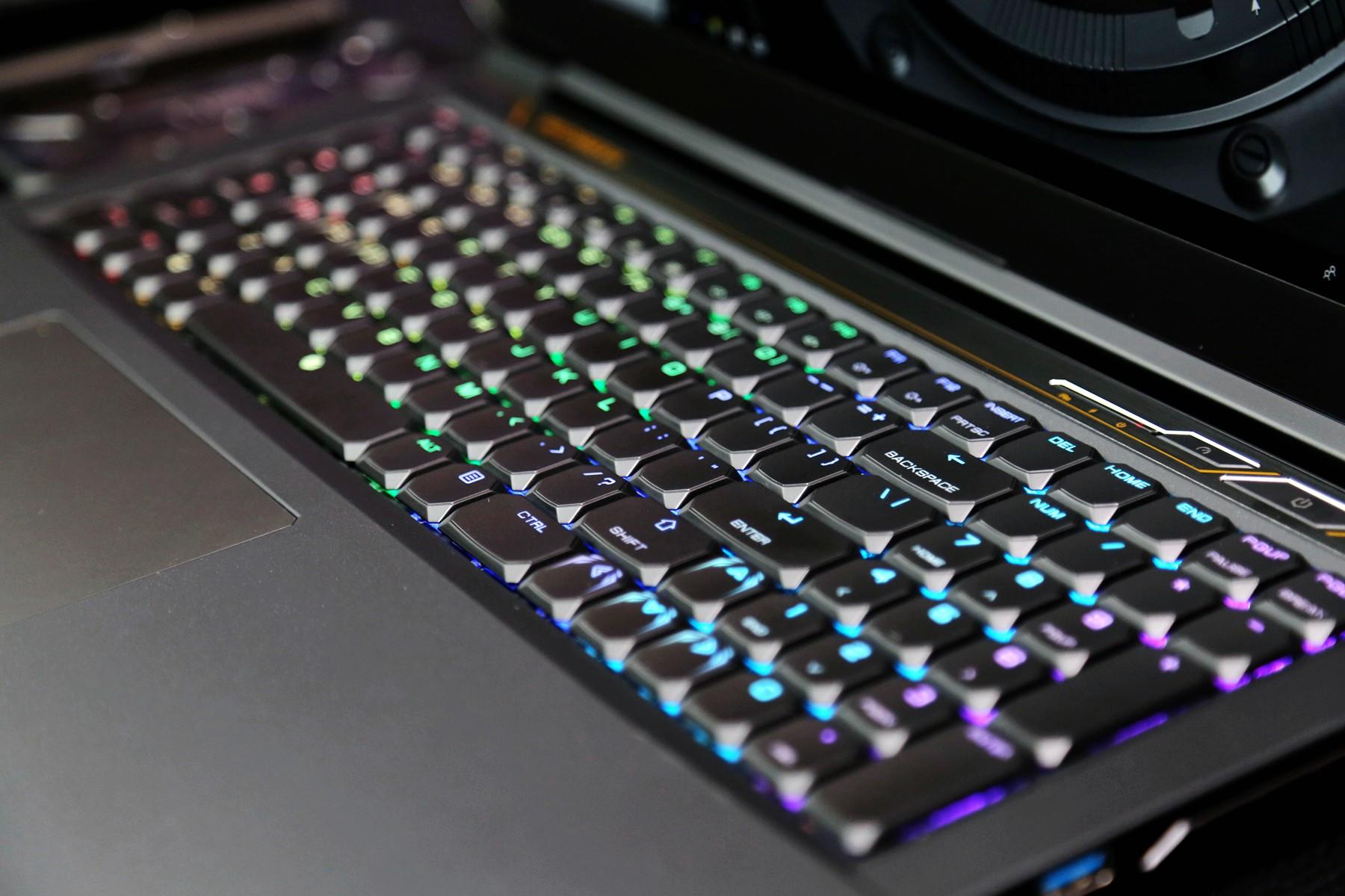 穿着西装的战斗机—机械革命X8Ti Plus对比体验