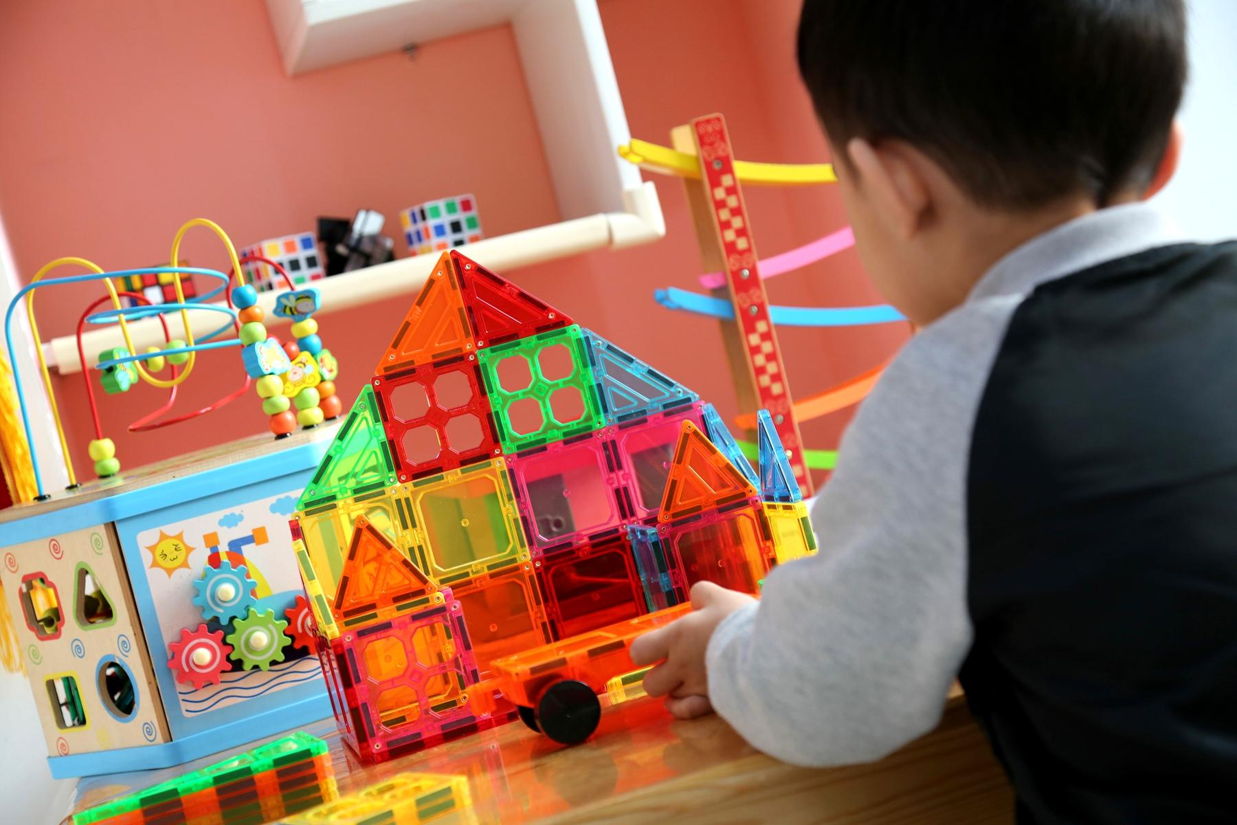 色彩丰富 变化多样 拼装简单—GIROMAG彩窗磁力片