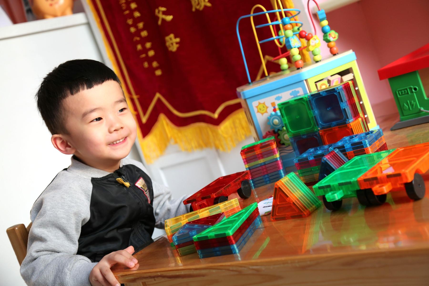 色彩丰富 变化多样 拼装简单—GIROMAG彩窗磁力片