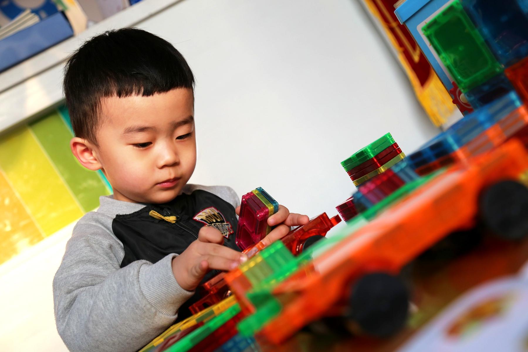 色彩丰富 变化多样 拼装简单—GIROMAG彩窗磁力片