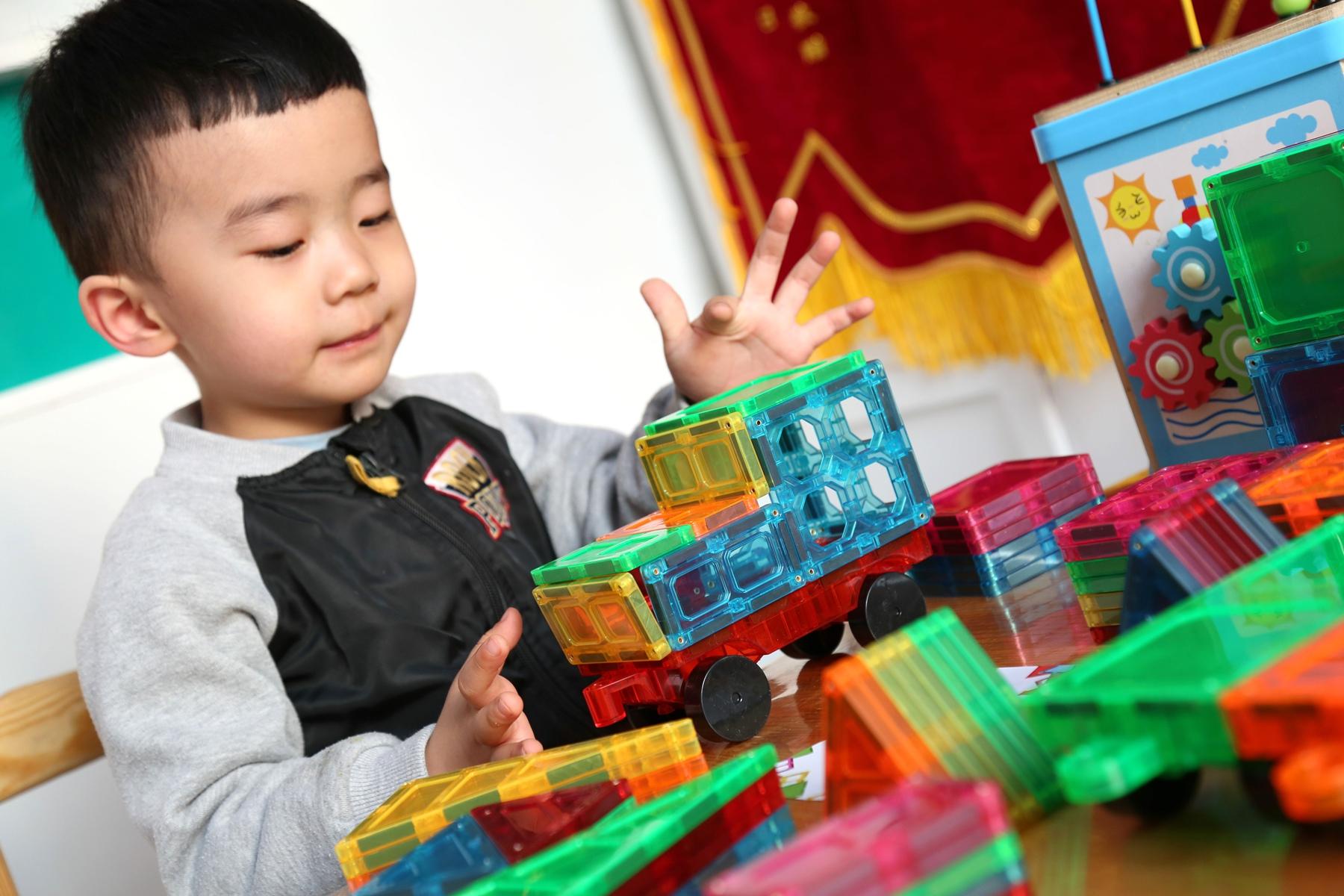 色彩丰富 变化多样 拼装简单—GIROMAG彩窗磁力片