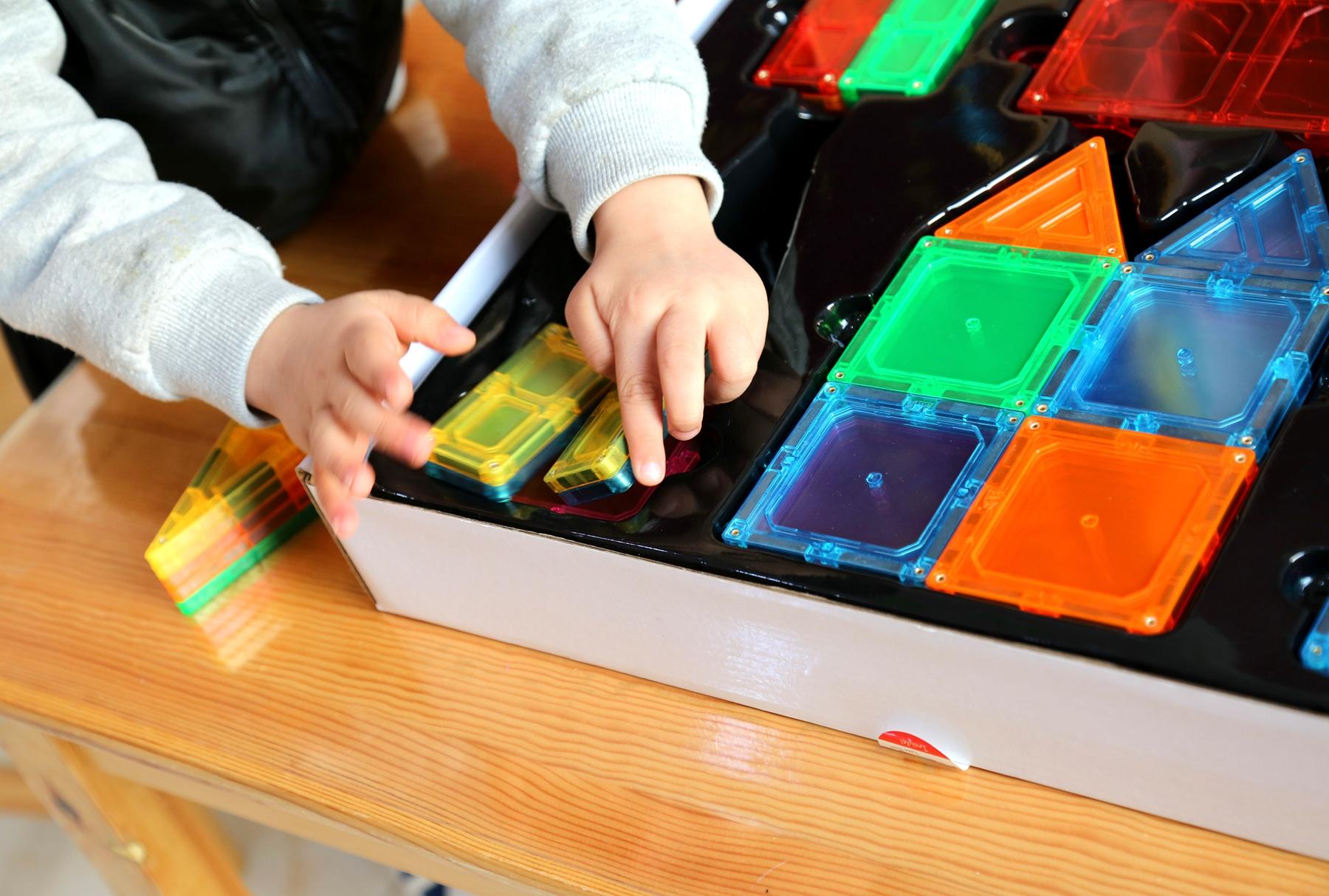 色彩丰富 变化多样 拼装简单—GIROMAG彩窗磁力片