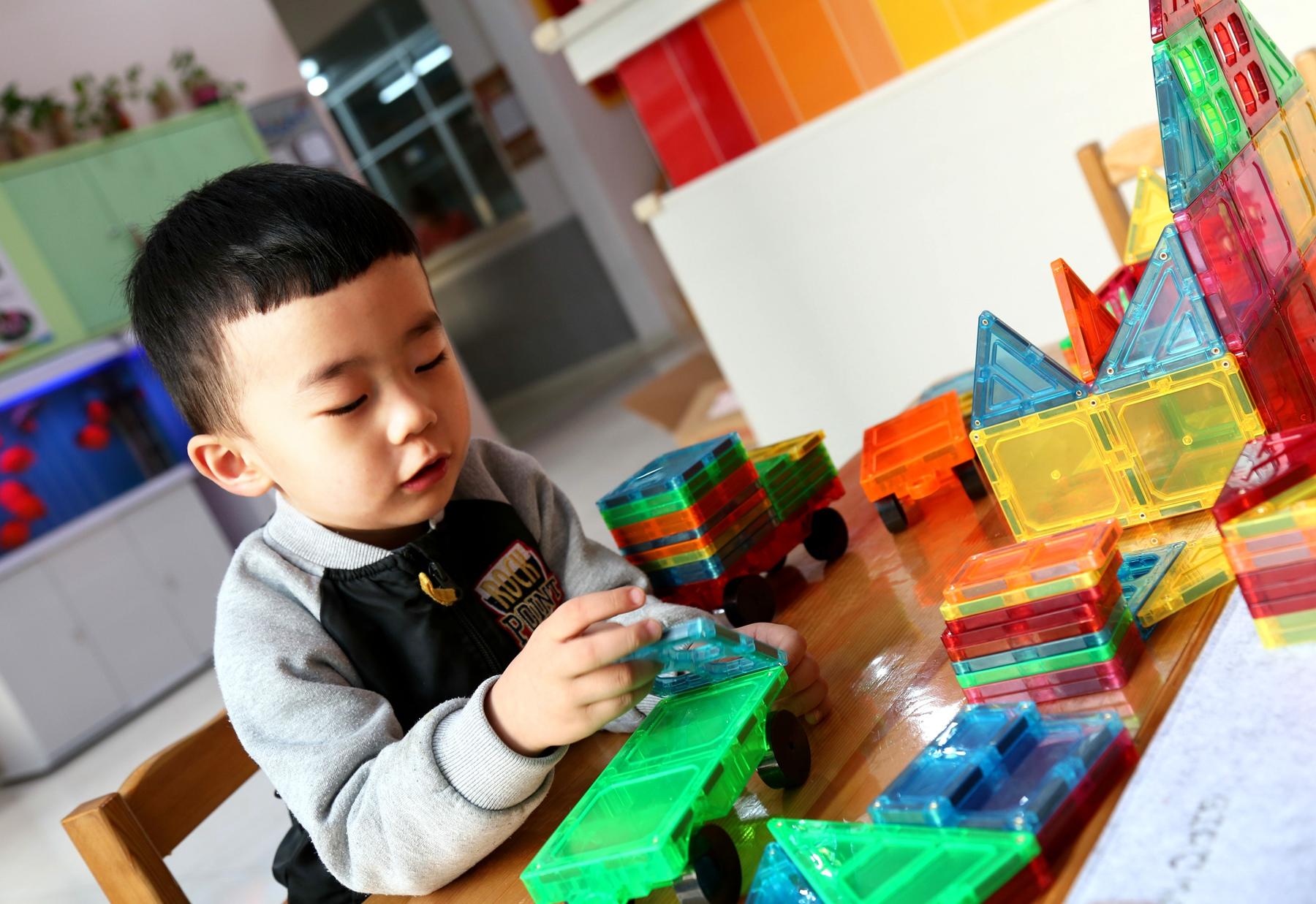 色彩丰富 变化多样 拼装简单—GIROMAG彩窗磁力片