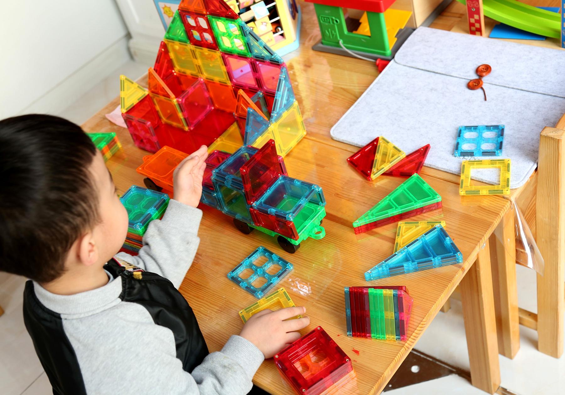 色彩丰富 变化多样 拼装简单—GIROMAG彩窗磁力片