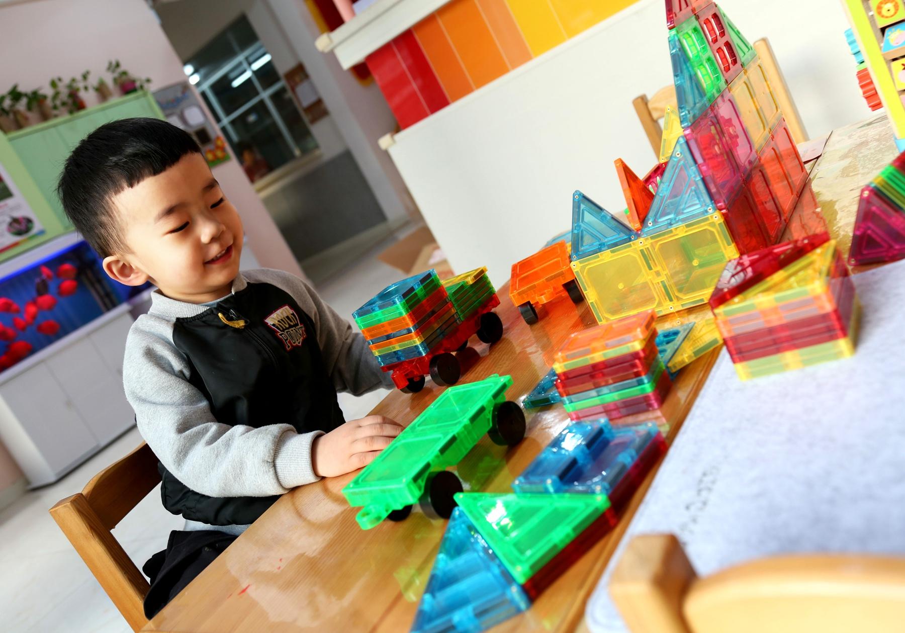 色彩丰富 变化多样 拼装简单—GIROMAG彩窗磁力片