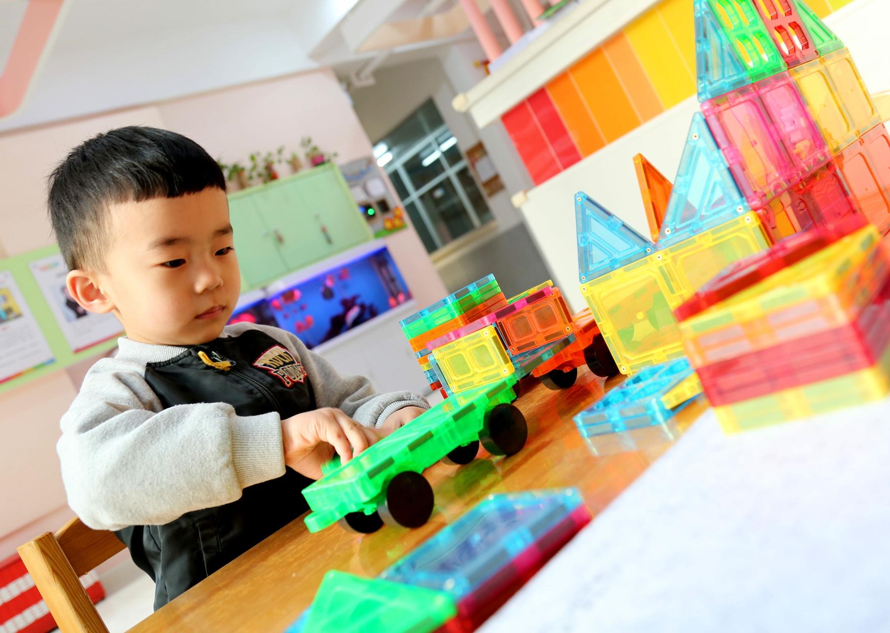 色彩丰富 变化多样 拼装简单—GIROMAG彩窗磁力片