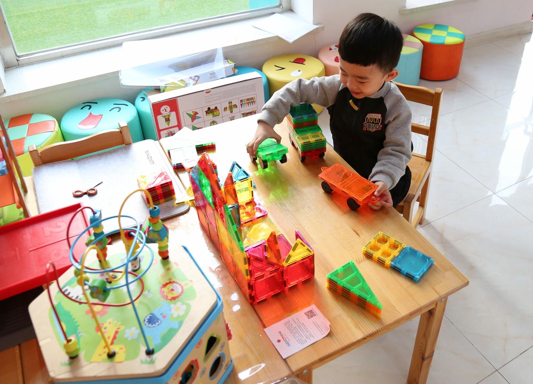 色彩丰富 变化多样 拼装简单—GIROMAG彩窗磁力片