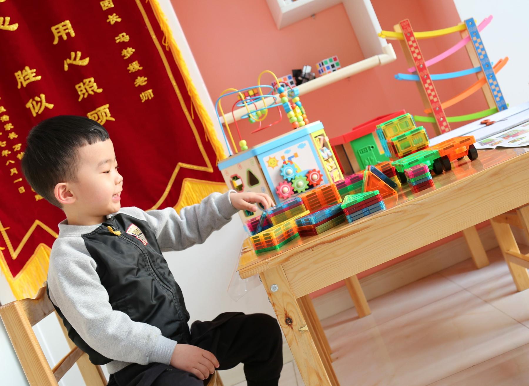 色彩丰富 变化多样 拼装简单—GIROMAG彩窗磁力片