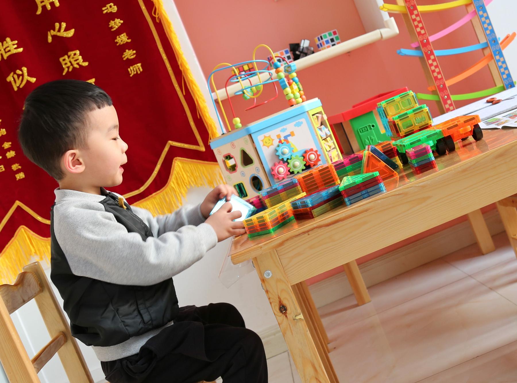 色彩丰富 变化多样 拼装简单—GIROMAG彩窗磁力片