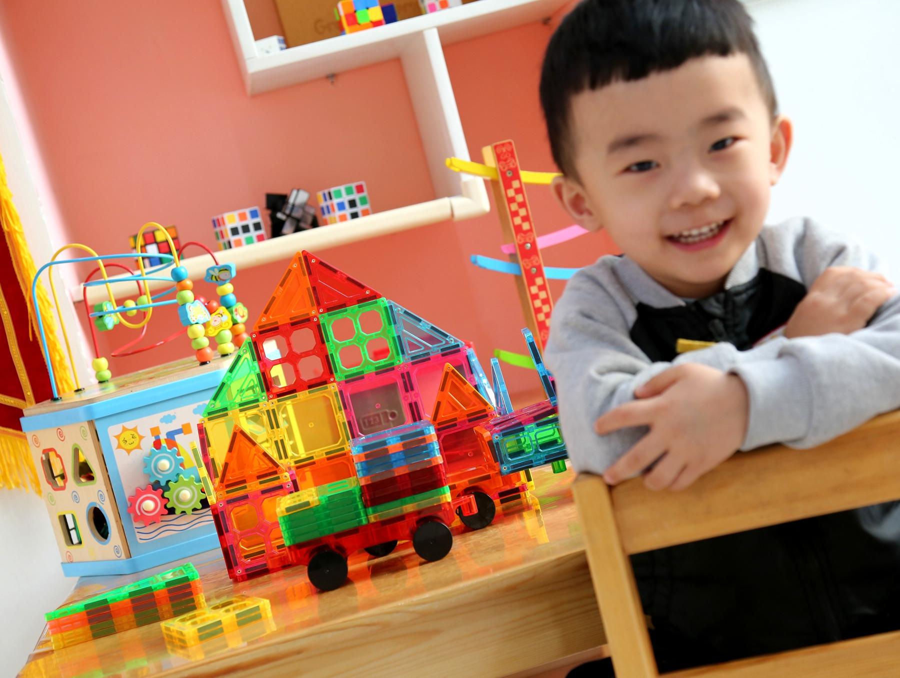 色彩丰富 变化多样 拼装简单—GIROMAG彩窗磁力片