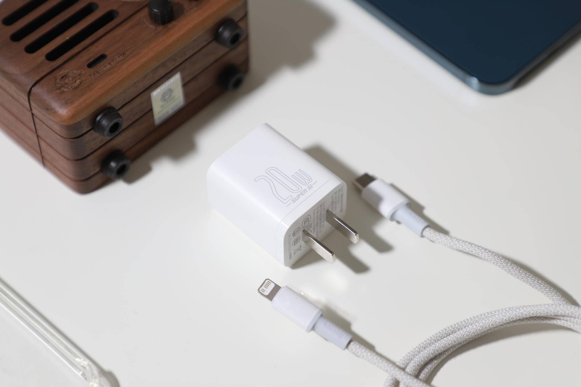 iPhone 12不送，自费体验倍思超级硅20W充电头