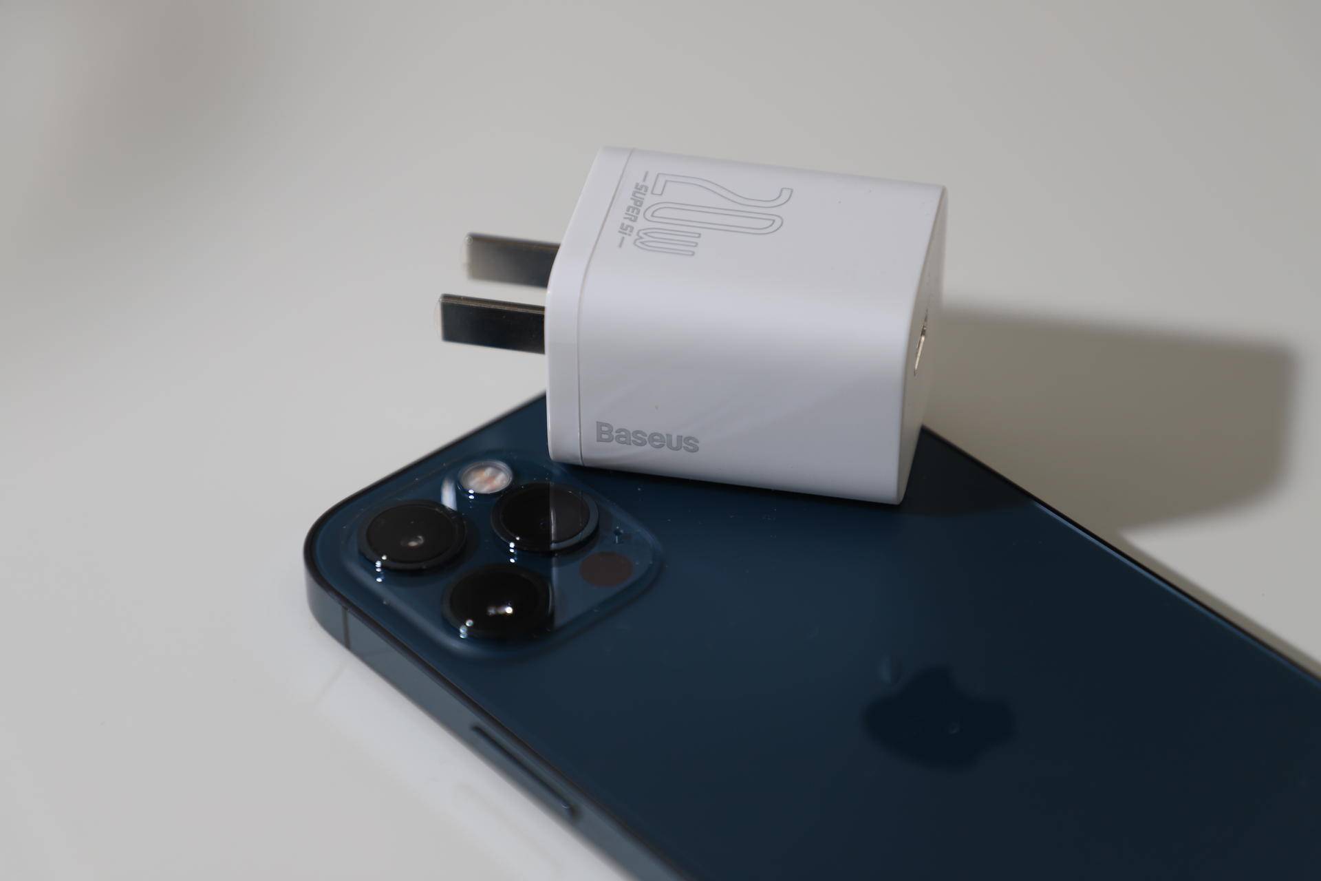 iPhone 12不送，自费体验倍思超级硅20W充电头