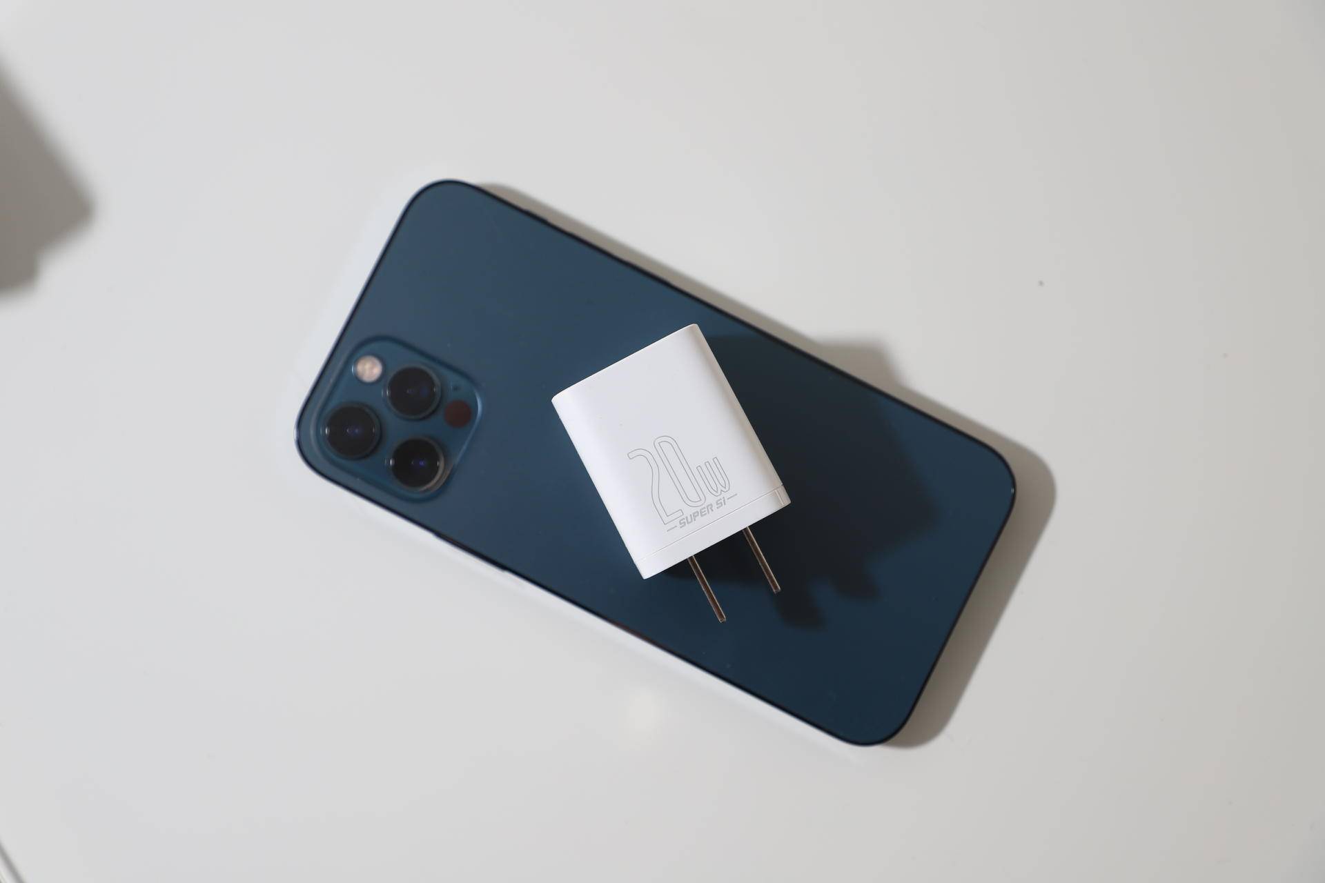 iPhone 12不送，自费体验倍思超级硅20W充电头
