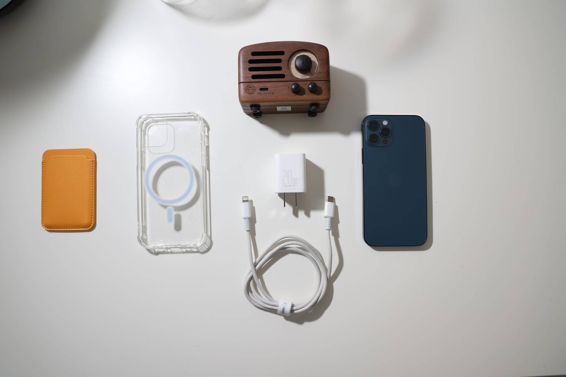 iPhone 12不送，自费体验倍思超级硅20W充电头