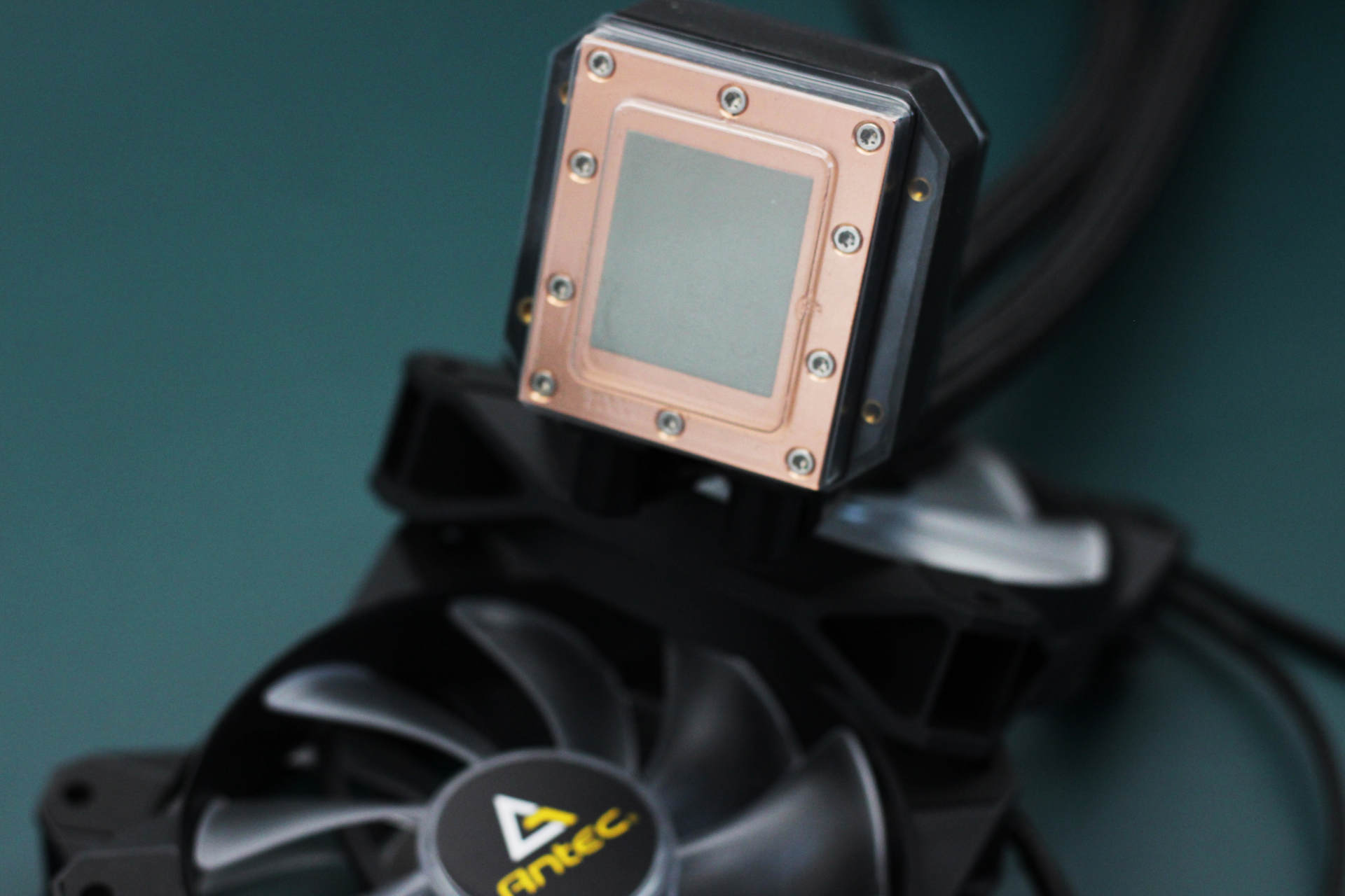 机箱通透，水冷好用，发光体聚集打造“光污染”