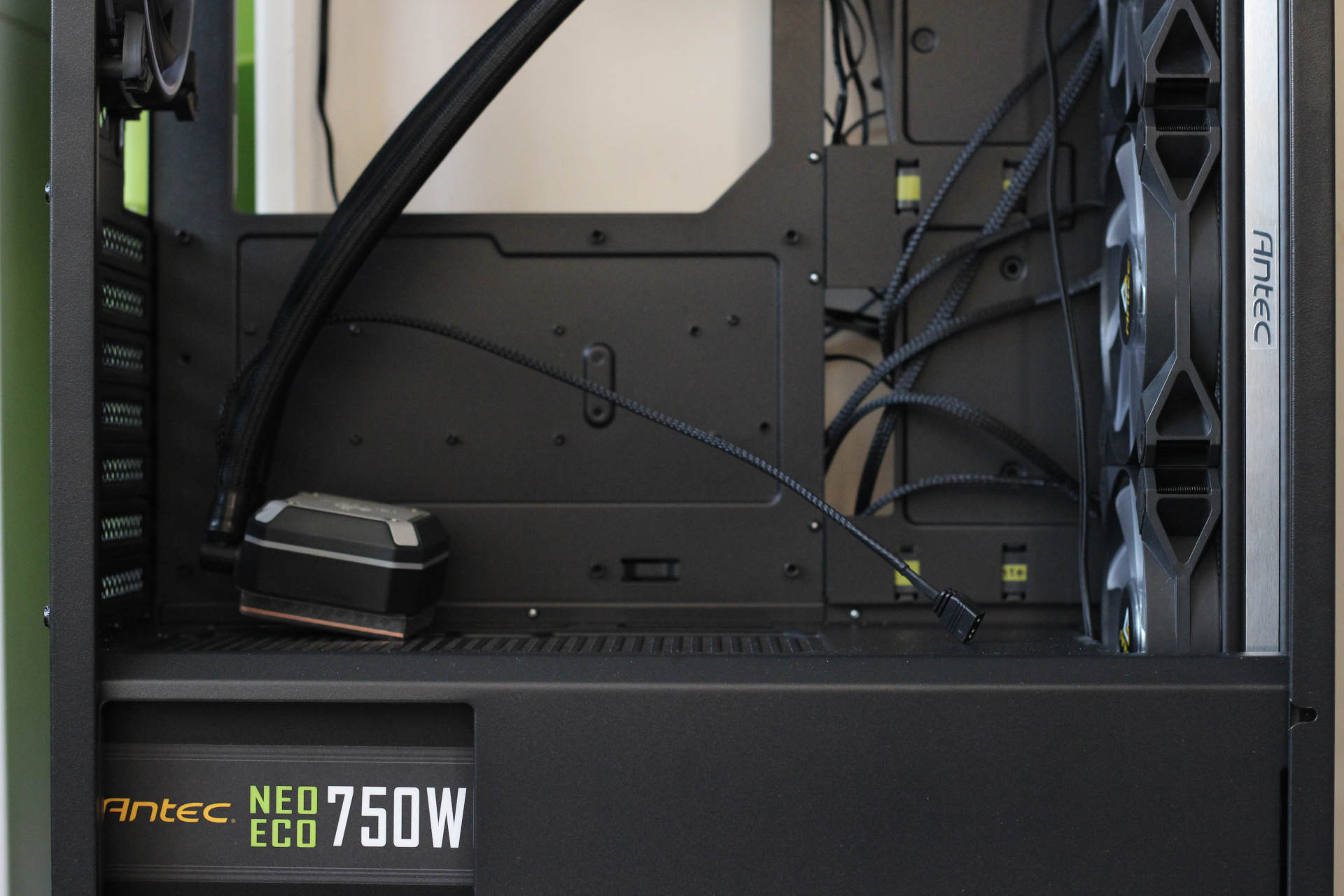 机箱通透，水冷好用，发光体聚集打造“光污染”