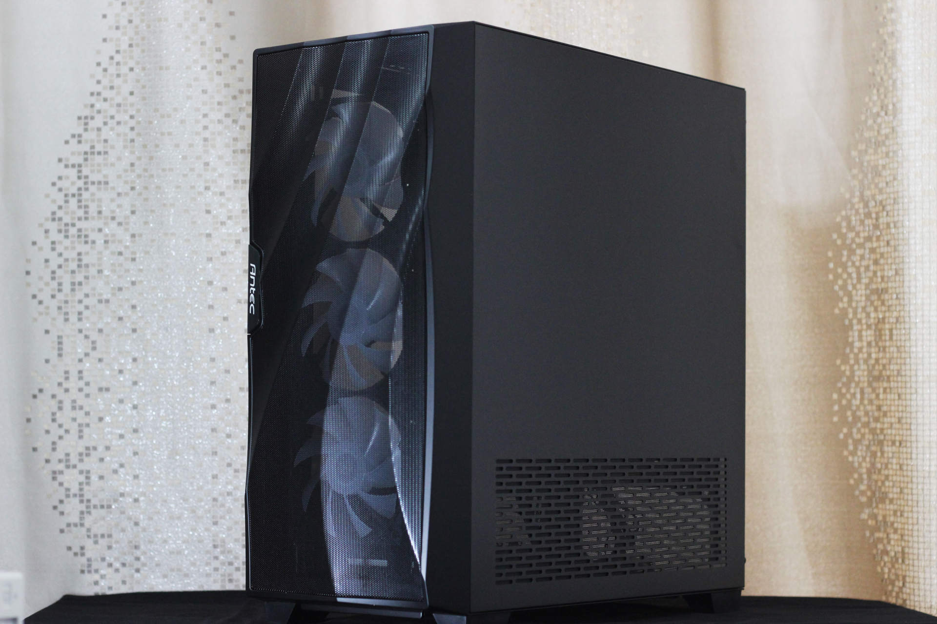 机箱通透，水冷好用，发光体聚集打造“光污染”