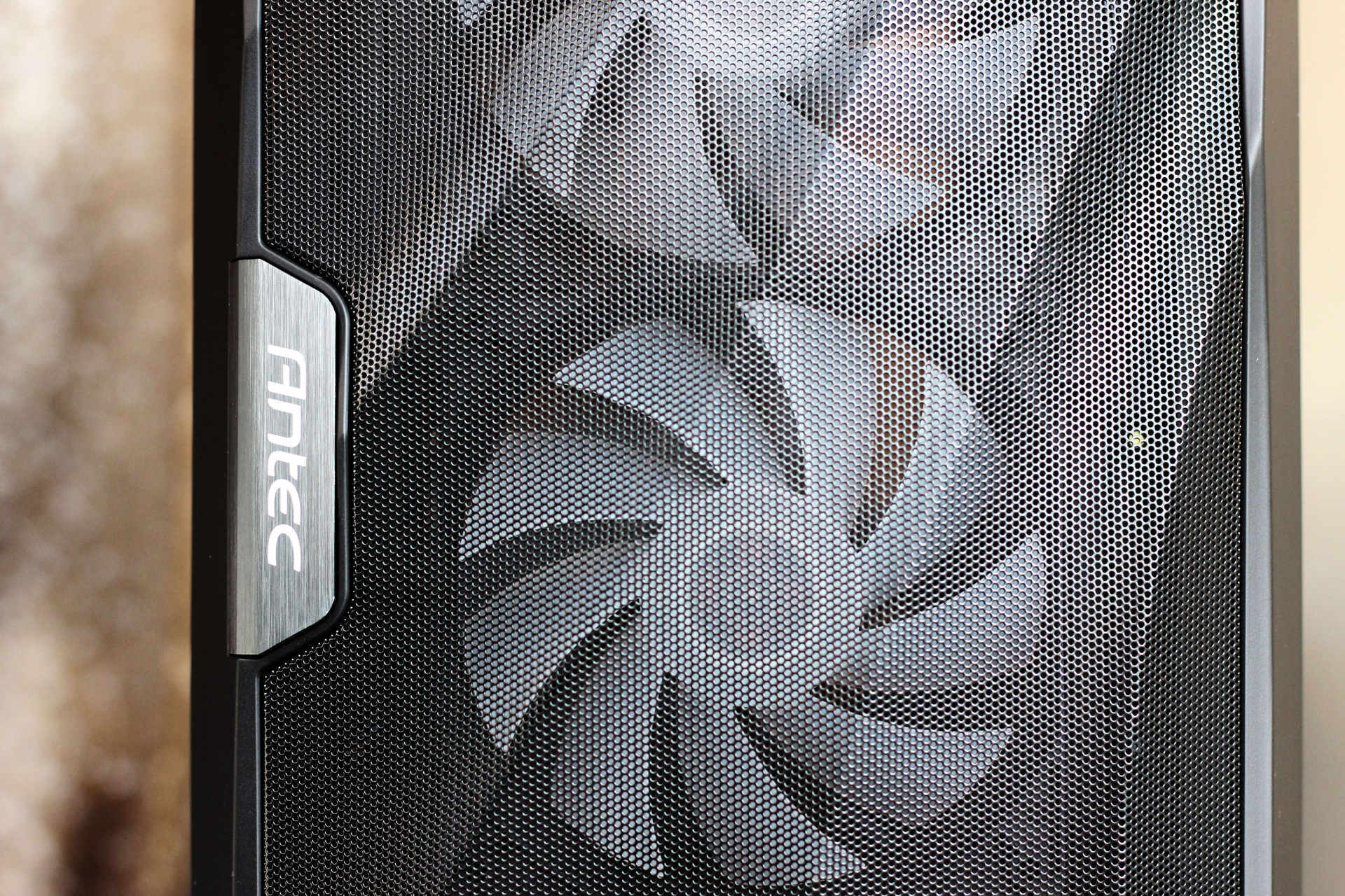 机箱通透，水冷好用，发光体聚集打造“光污染”