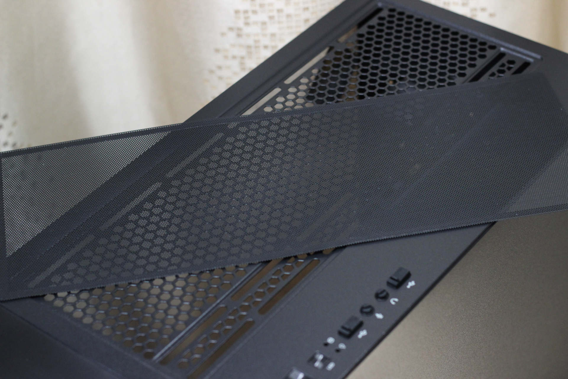 机箱通透，水冷好用，发光体聚集打造“光污染”