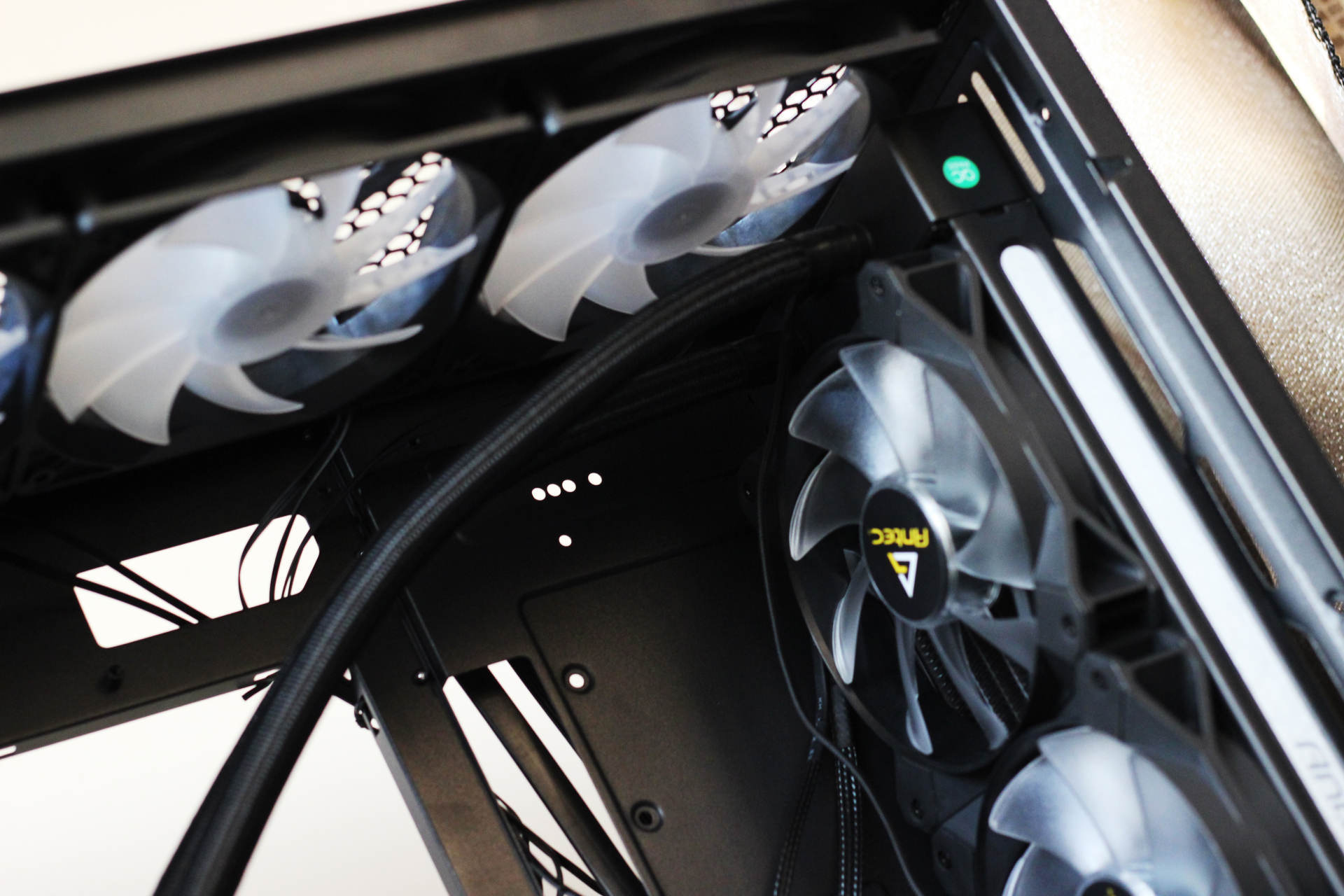 机箱通透，水冷好用，发光体聚集打造“光污染”