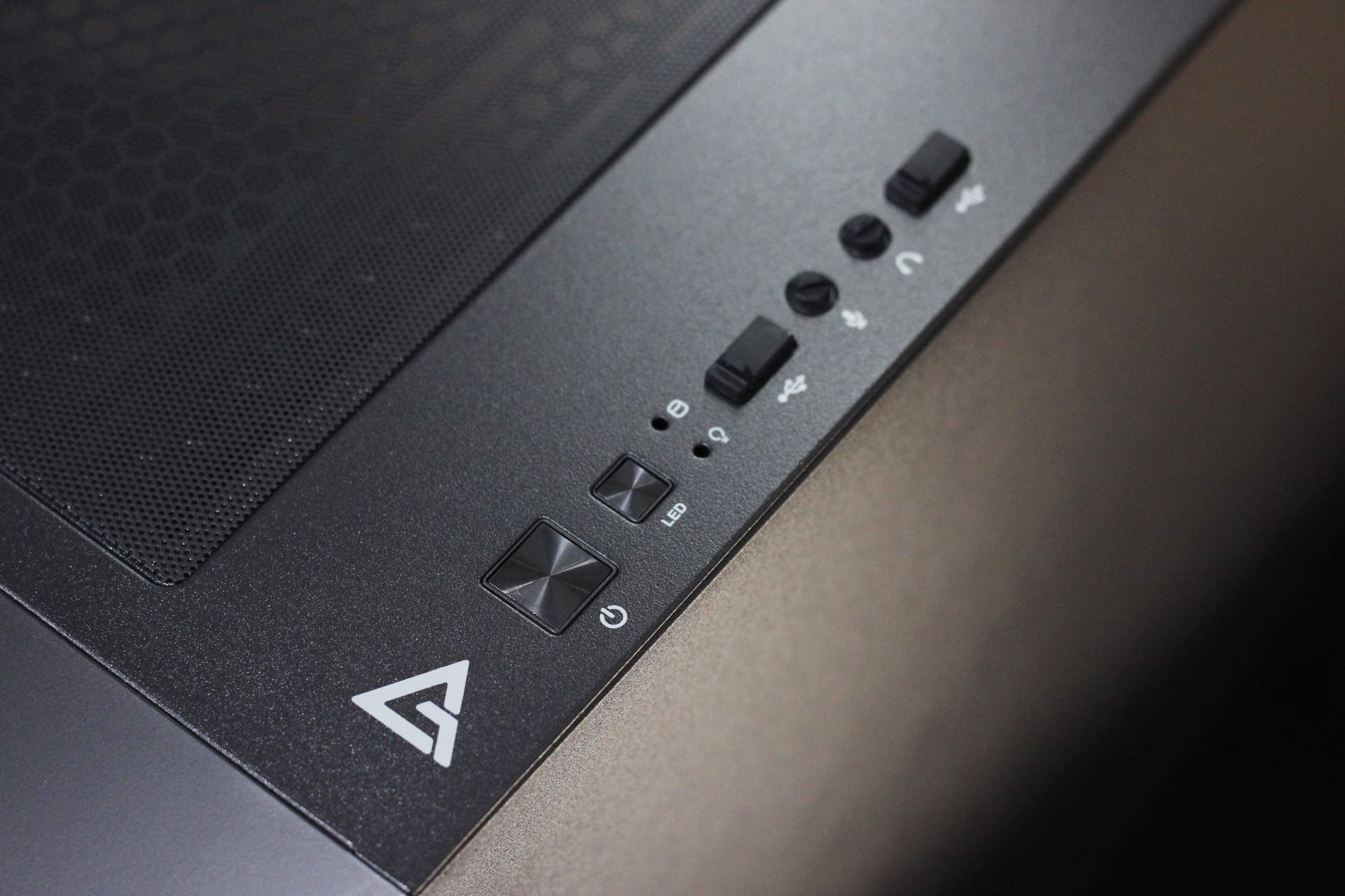 机箱通透，水冷好用，发光体聚集打造“光污染”