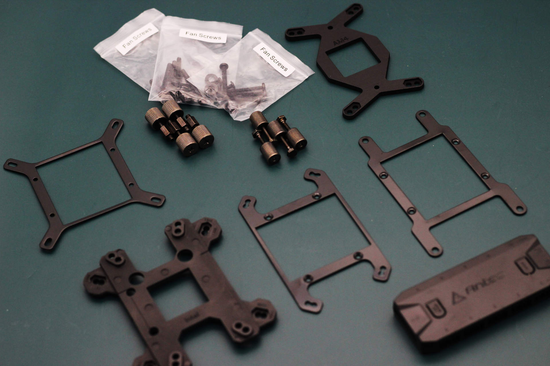 机箱通透，水冷好用，发光体聚集打造“光污染”