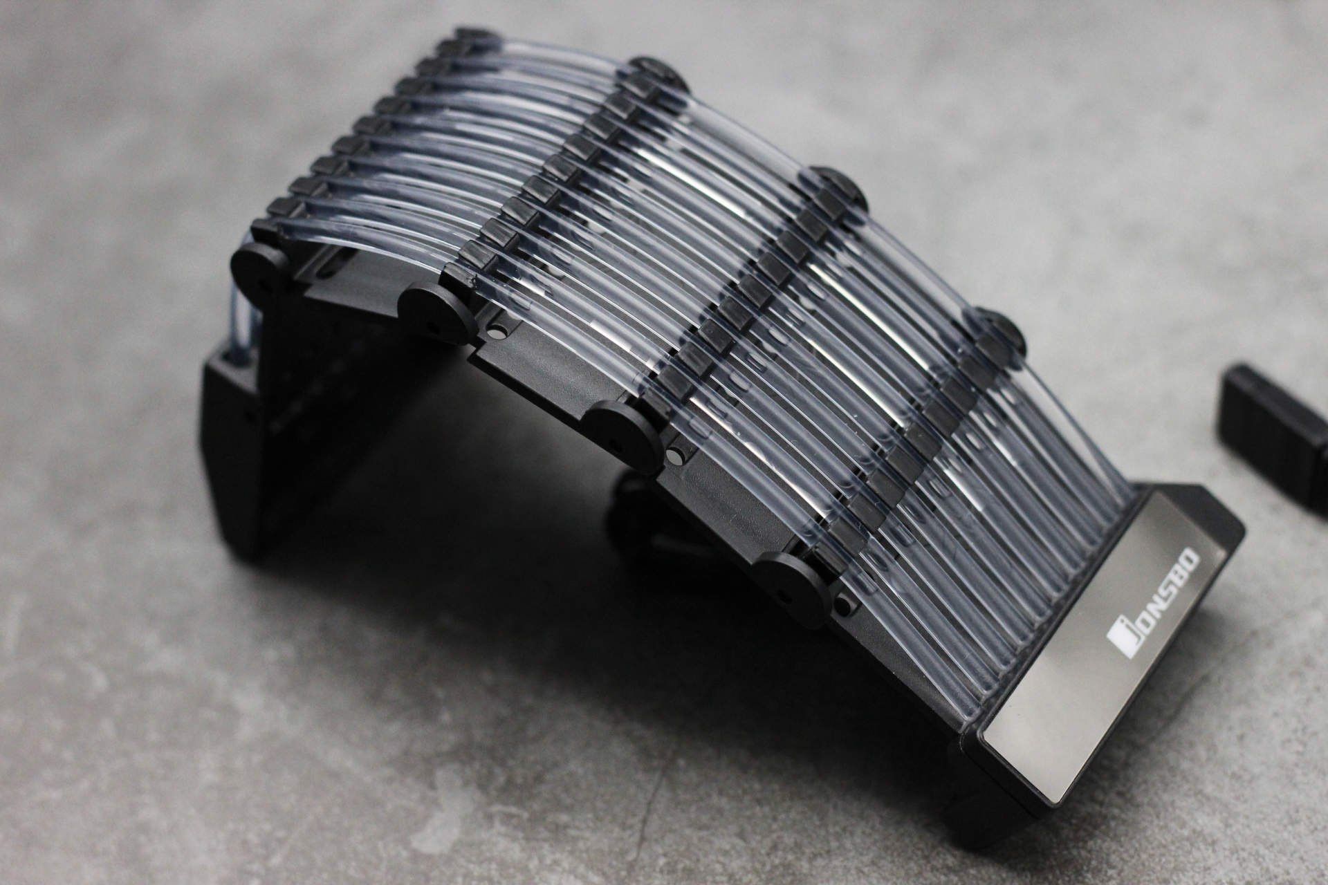 机箱通透，水冷好用，发光体聚集打造“光污染”