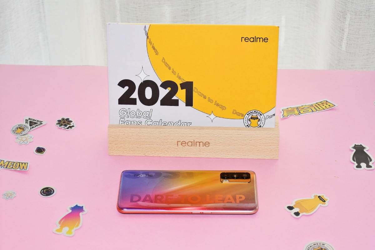realme真我 V15锦鲤色手机开箱，2021新年最美手机