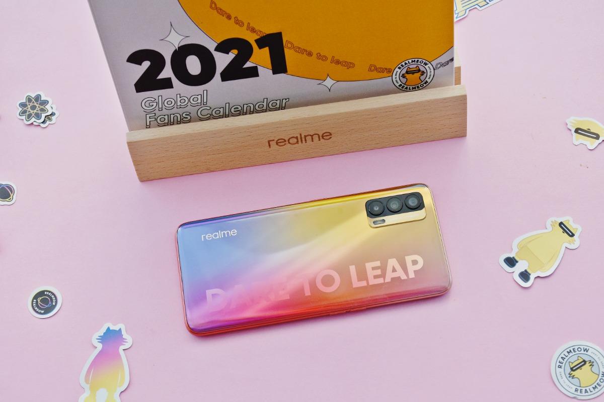 realme真我 V15锦鲤色手机开箱，2021新年最美手机