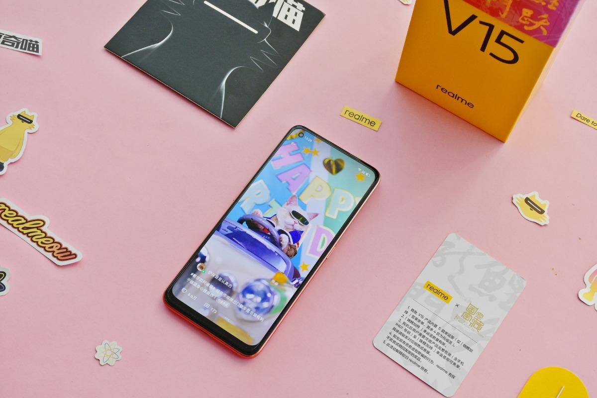 realme真我 V15锦鲤色手机开箱，2021新年最美手机