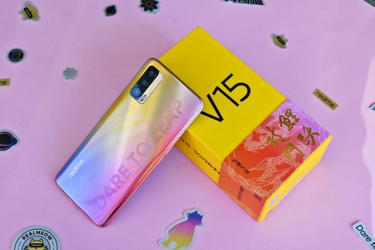 realme真我 V15锦鲤色手机开箱，2021新年最美手机