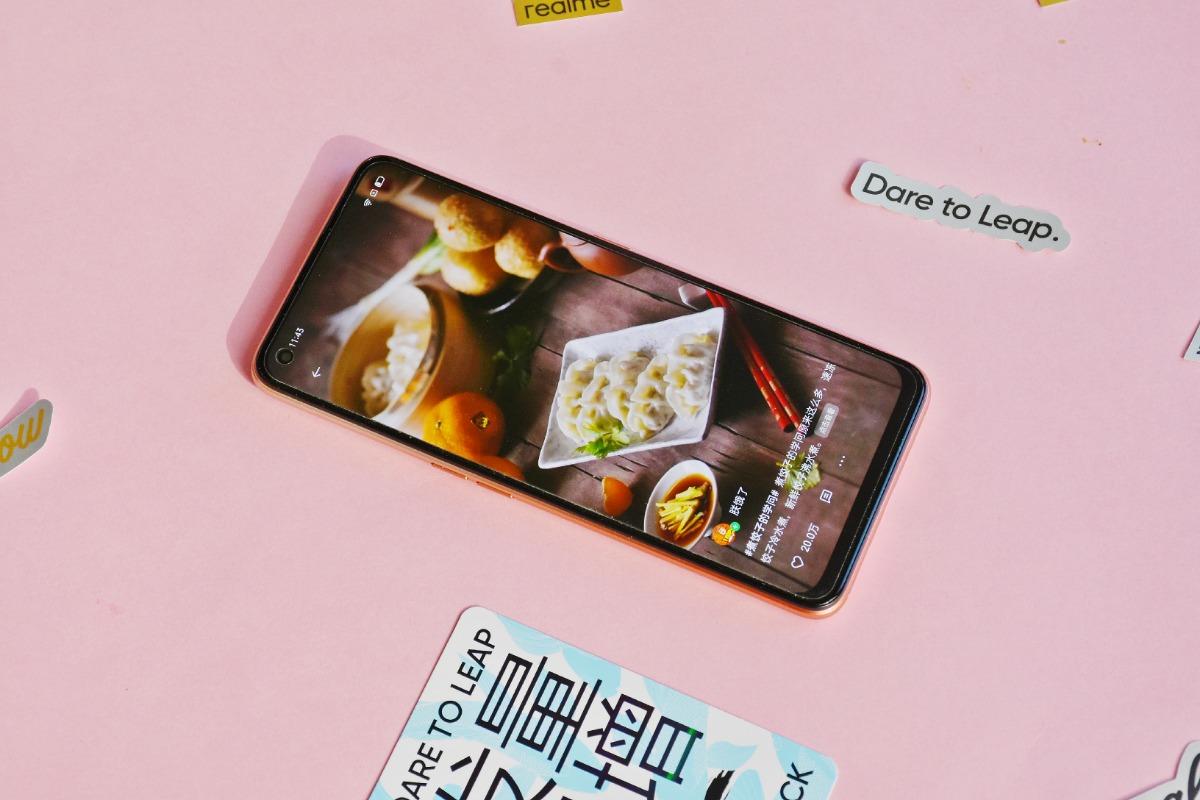 realme真我 V15锦鲤色手机开箱，2021新年最美手机