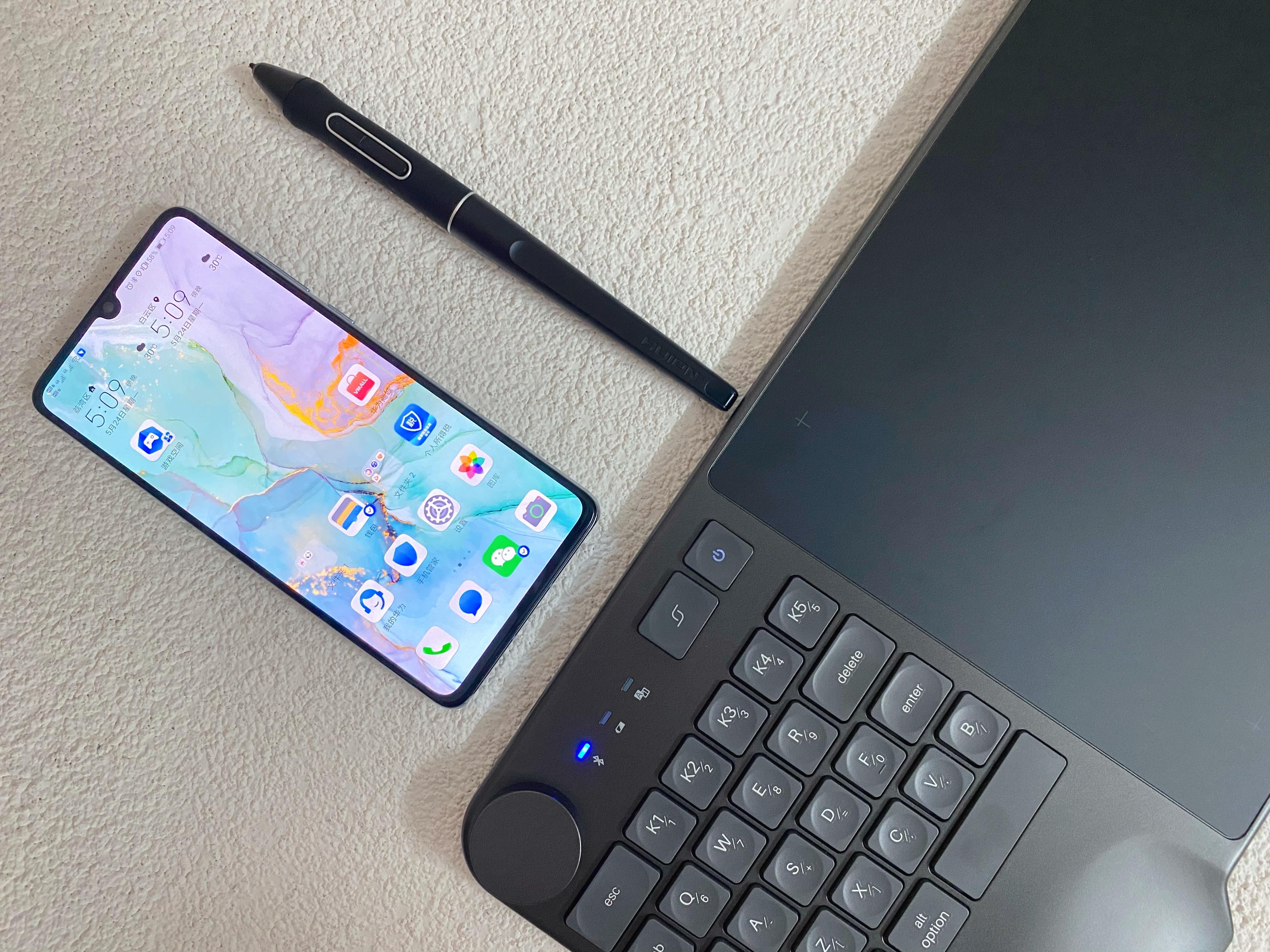 左手操控右手执笔,新一代绘画方式—绘王KD200 数位板让您爱上绘画