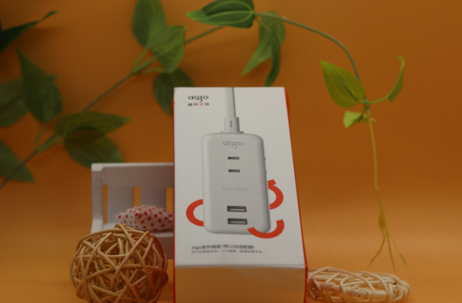 插座位置太少，太窄怎么办？aigo 迷你延长线插座了解下