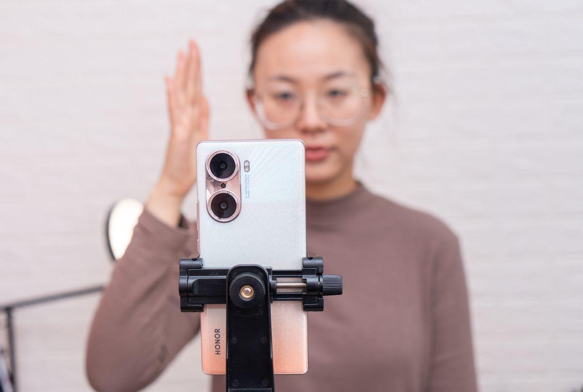 手势加持，隔空拍摄更方便，创新VLOG手机荣耀60开箱