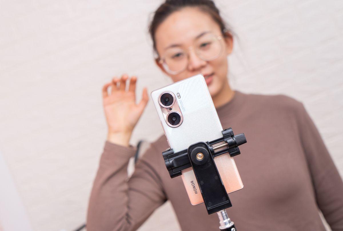 手势加持，隔空拍摄更方便，创新VLOG手机荣耀60开箱