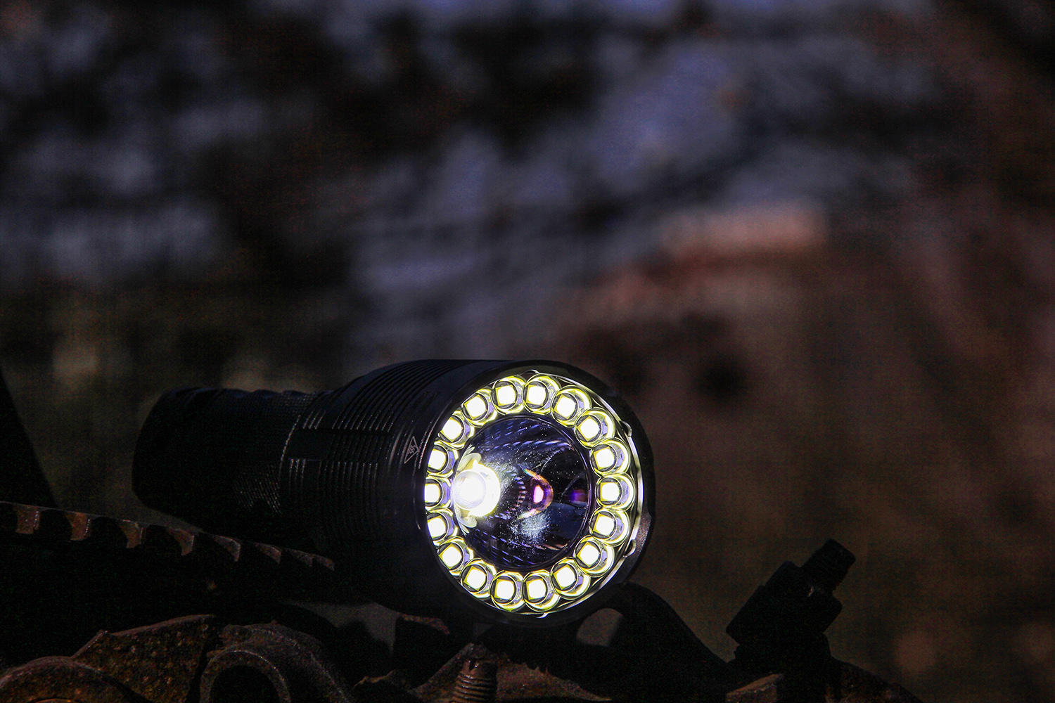 爆发，十九只眼睛的小怪兽：奈特科尔TM20K手电