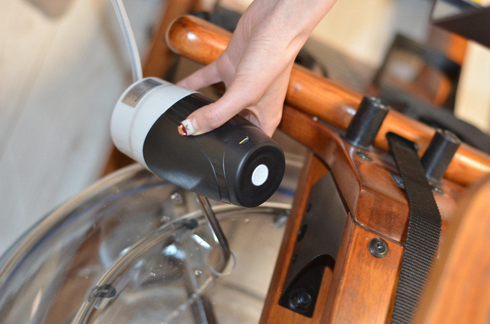 水阻原理,实现智能训练模式:野小兽R30划船机