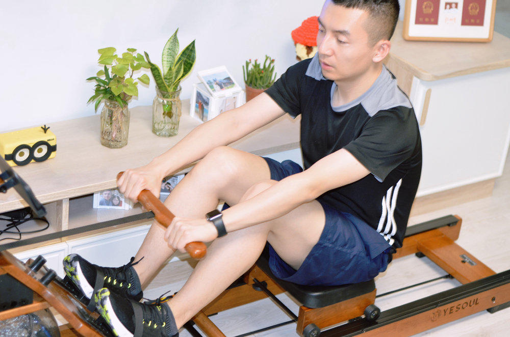 水阻原理,实现智能训练模式:野小兽R30划船机