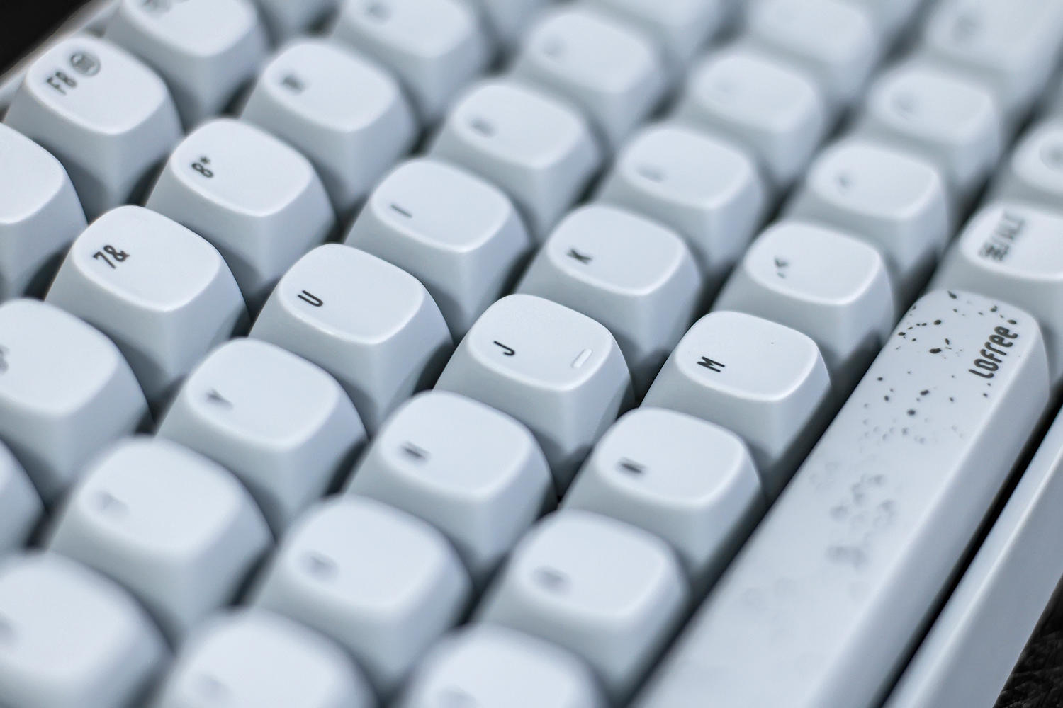 不止于弧线造型,还有紧凑高效的布局,洛斐小翘水泥灰机械键盘