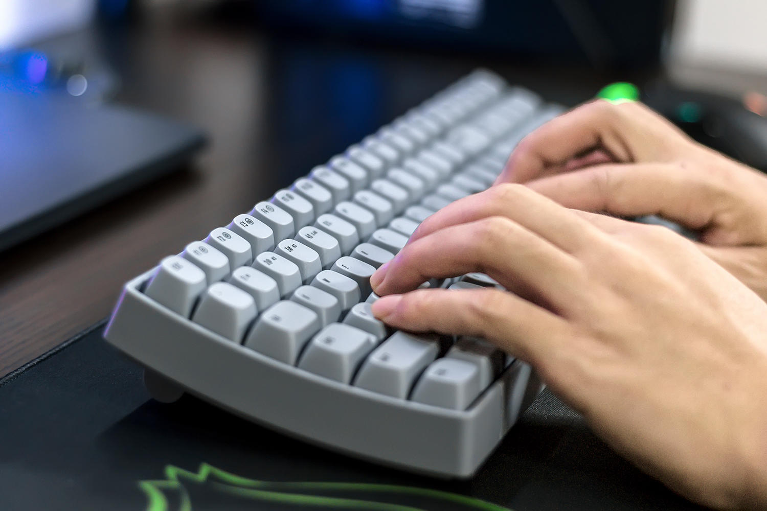 不止于弧线造型,还有紧凑高效的布局,洛斐小翘水泥灰机械键盘