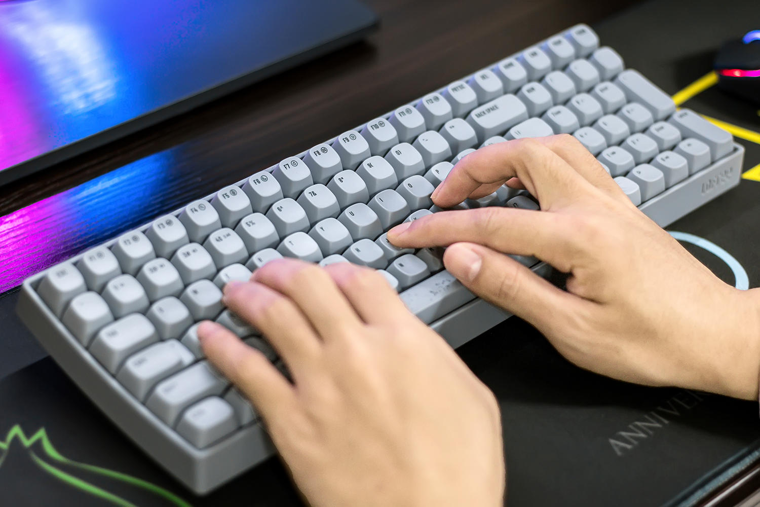 不止于弧线造型,还有紧凑高效的布局,洛斐小翘水泥灰机械键盘