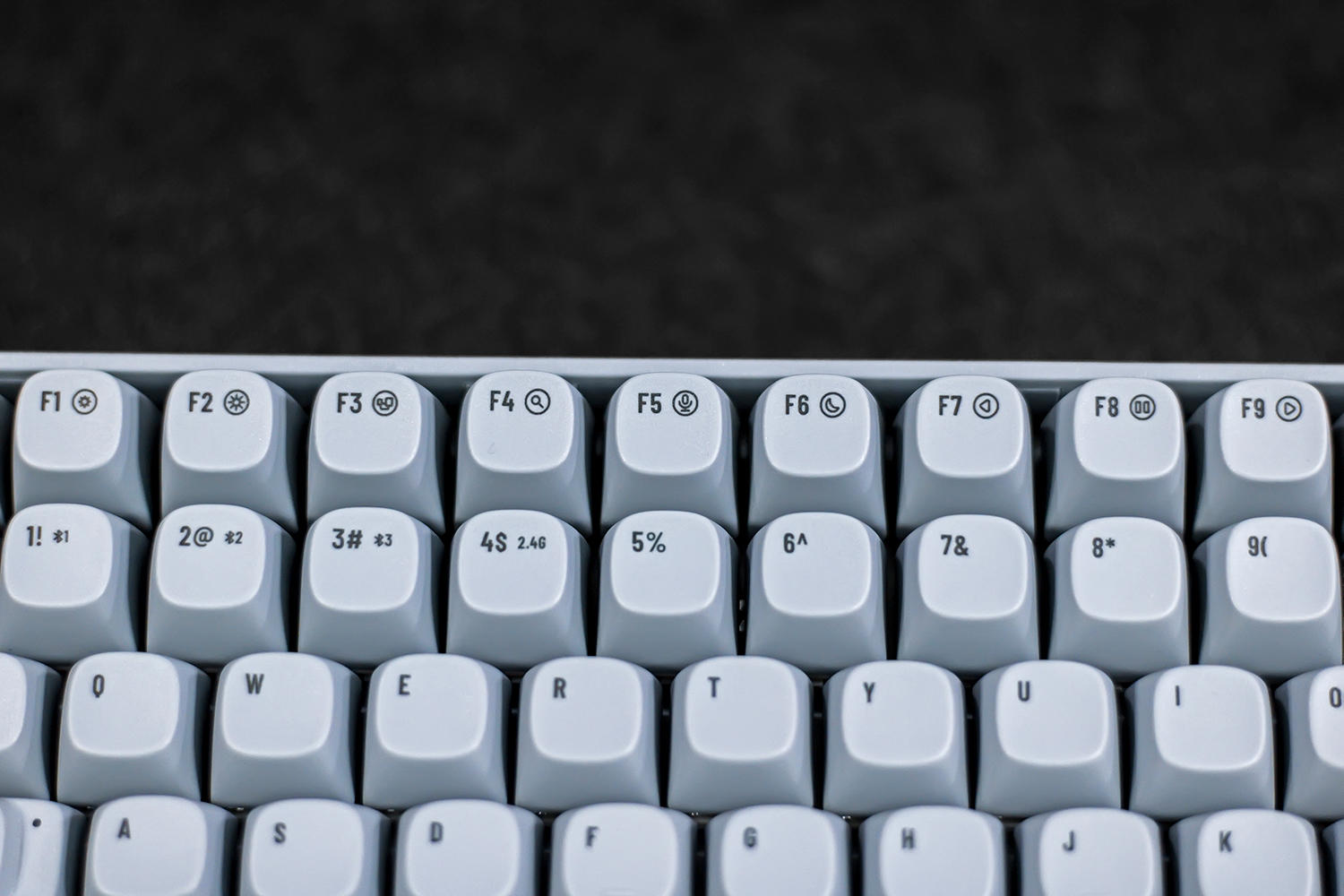 不止于弧线造型,还有紧凑高效的布局,洛斐小翘水泥灰机械键盘