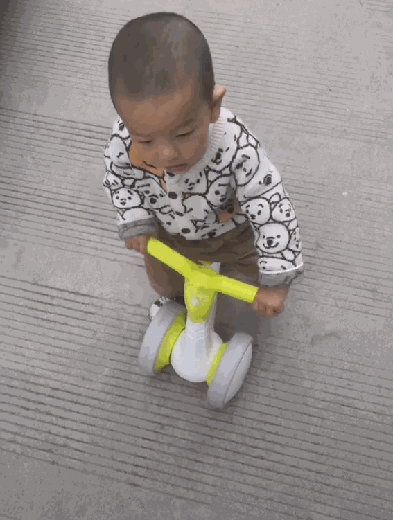宝宝还在眼馋别人的滑步车？不妨试试酷骑