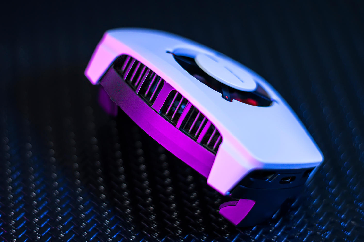 双倍制冷,炎炎夏日无惧手机发热,一加18W冰点散热背夹评测