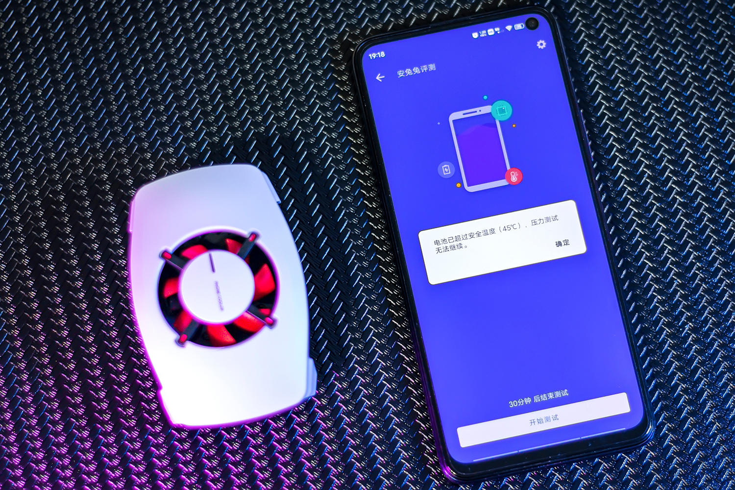 双倍制冷,炎炎夏日无惧手机发热,一加18W冰点散热背夹评测