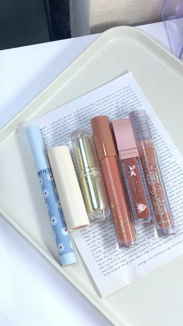 早八杏桃色口红💄黄皮素颜🐛！！